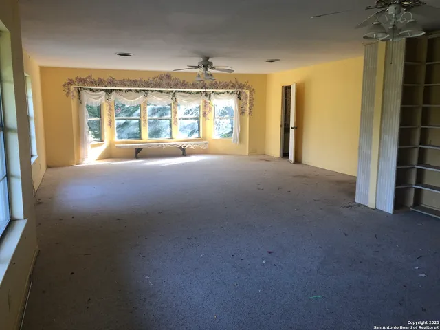 a view of empty room with a ceiling fan