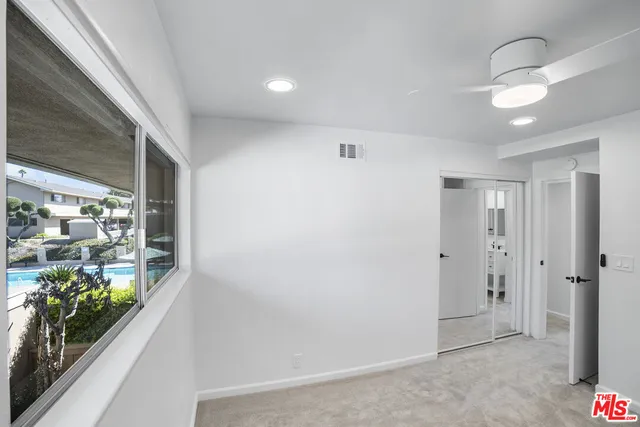 a view of entryway with window