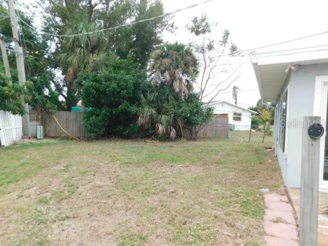 a view of a backyard