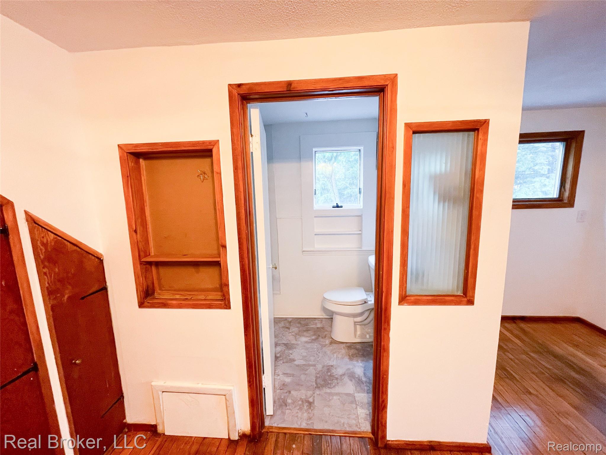 603 Vernier Road Grosse Pointe, MI 48236 - Photo 14 of 33 Corridor with hardwood / wood-style floors