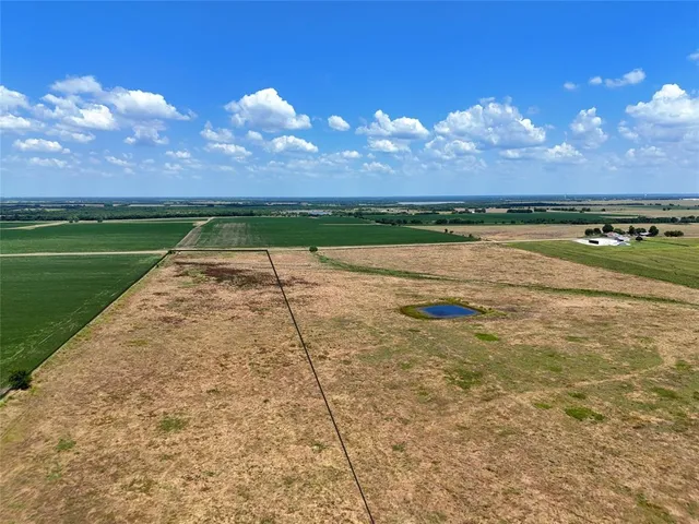 a view of a yard with a house