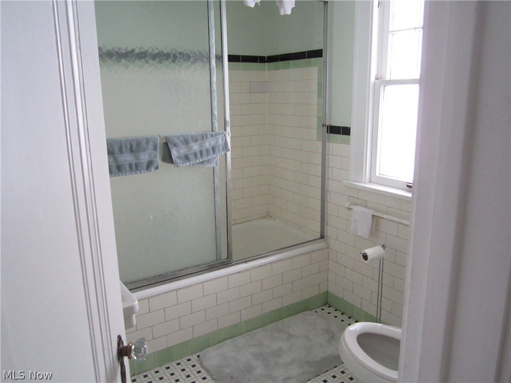 906 Montford Road Cleveland Heights, OH 44121 - Photo 12 of 20 Fully tiled bath on second floor