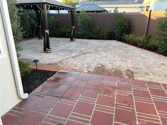 a view of a backyard