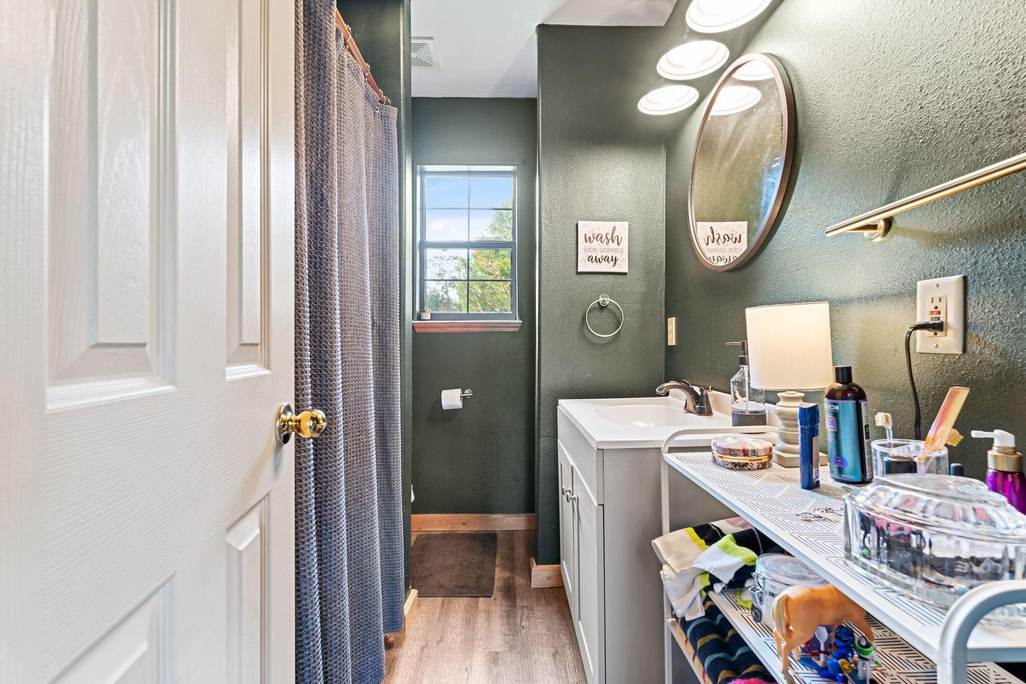 845 Williams Road DeFuniak Springs, FL 32433 - Photo 12 of 24 a very nice looking room with a large window