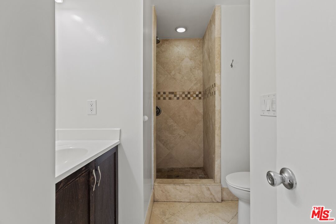 1033 6th Street, Unit 212 Santa Monica, CA 90403 - Photo 12 of 18 a bathroom with a shower