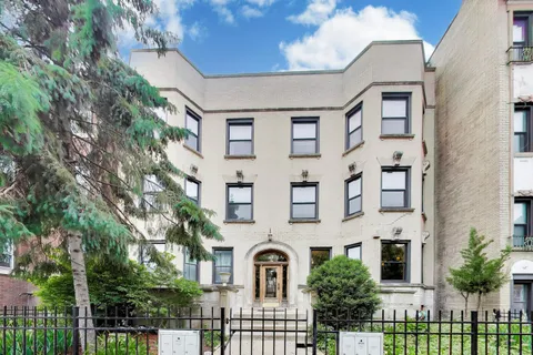 $575,000 | 3808 North Pine Grove Avenue, Unit 1N, Chicago, IL 60613