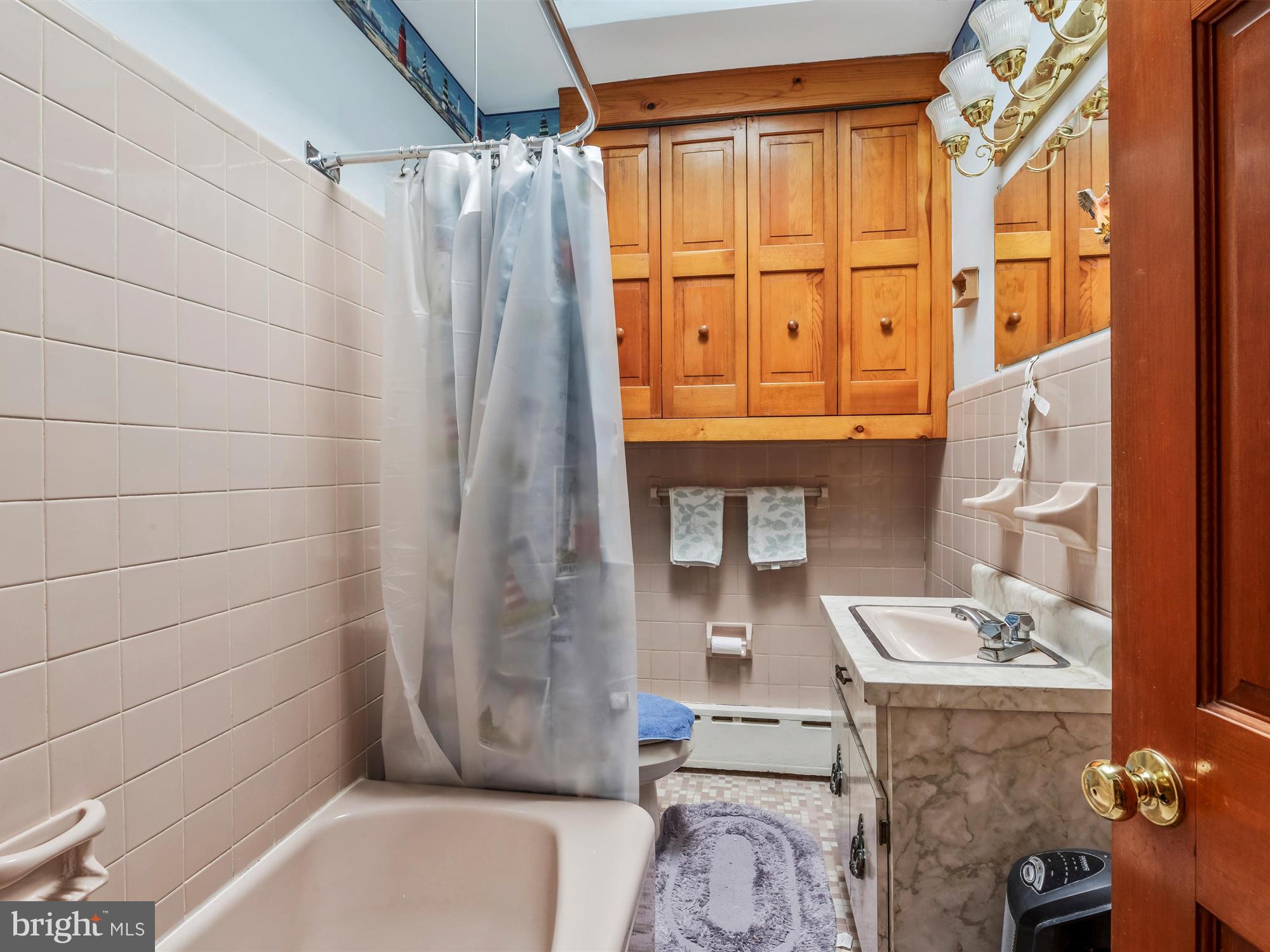 1711 Stocker Street Philadelphia, PA 19145 - Photo 13 of 17 Sky window full bath with custom linen area