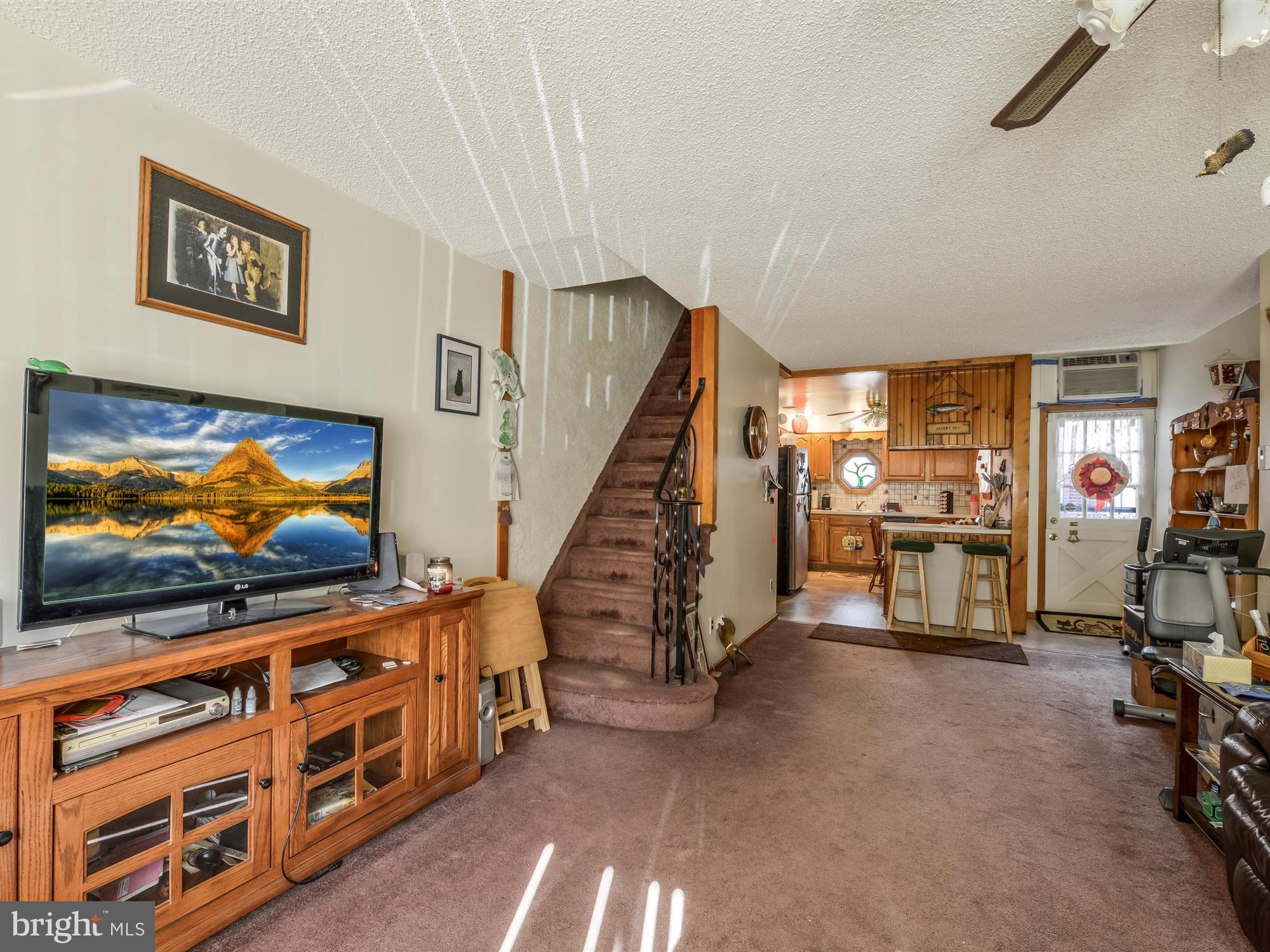 1711 Stocker Street Philadelphia, PA 19145 - Photo 5 of 17 Large size Living Room