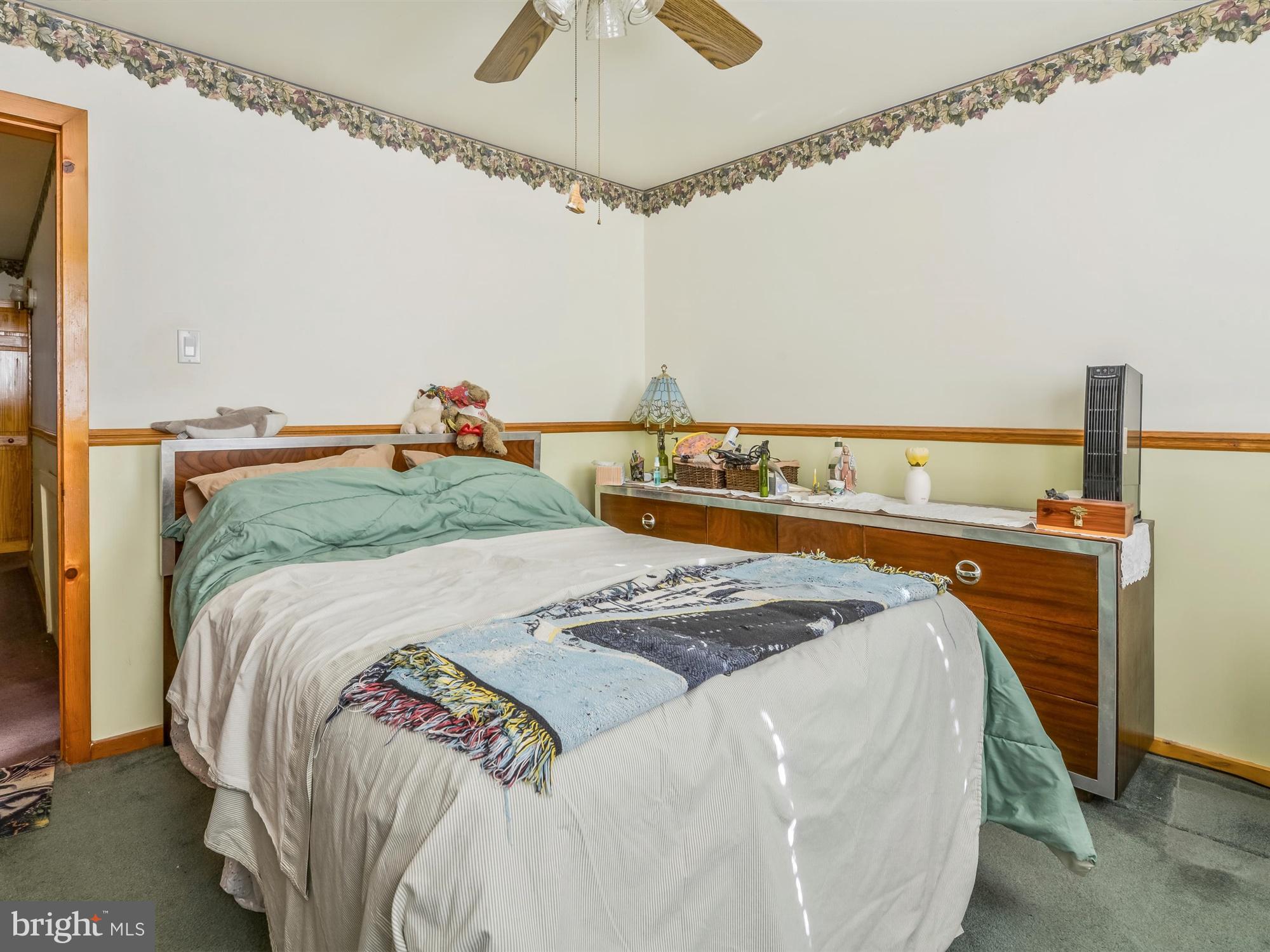 1711 Stocker Street Philadelphia, PA 19145 - Photo 9 of 17 Chair Rial accent Br