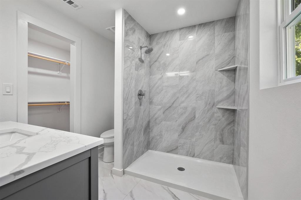 709 Lipscomb Street Bonham, TX 75418 - Photo 20 of 33 Primary Bathroom