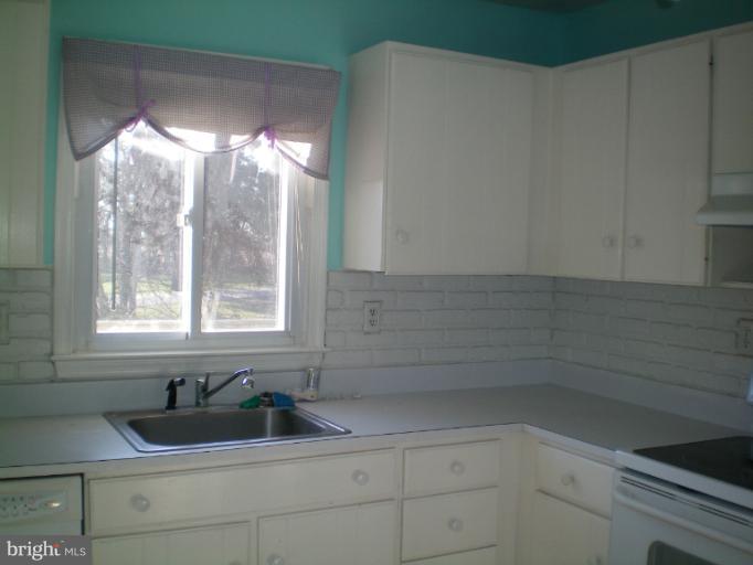 613 Truxton Road Annapolis, MD 21409 - Photo 11 of 24 a bathroom with a sink and shower