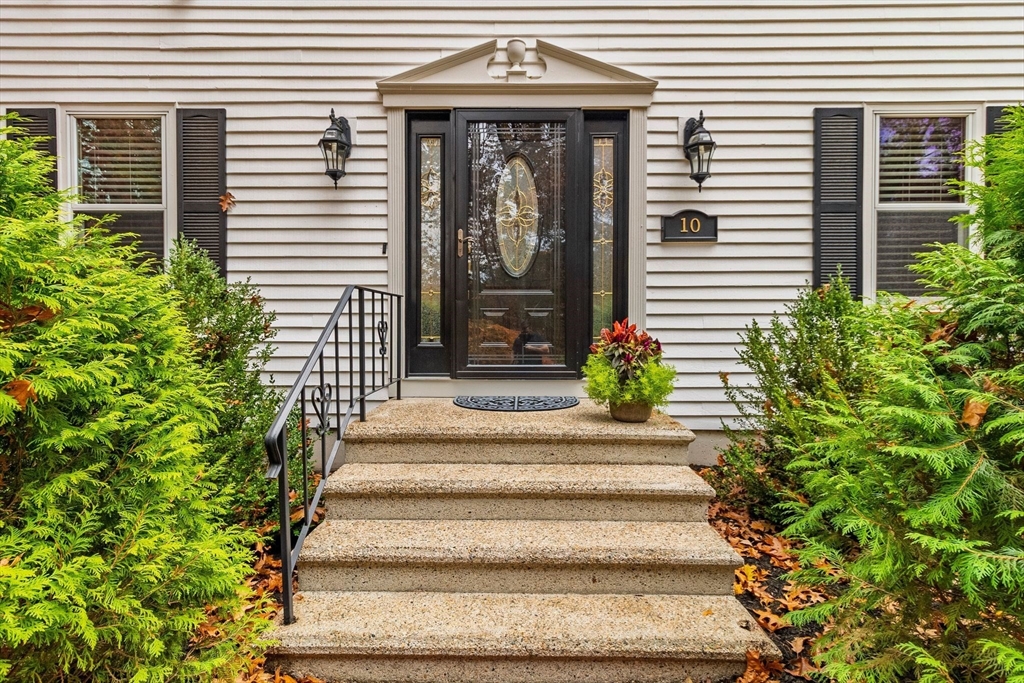 10 Daniels Road Mendon, MA 01756 - Photo 4 of 34 Gallery Image 4