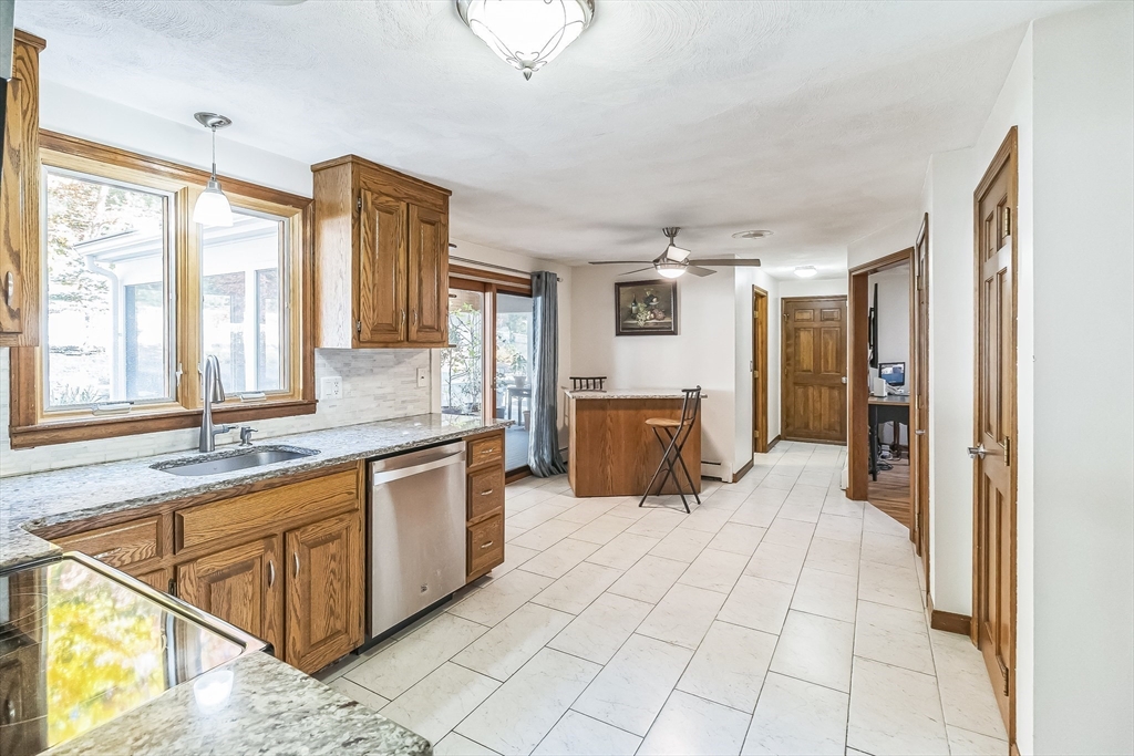 10 Daniels Road Mendon, MA 01756 - Photo 8 of 34 Gallery Image 8
