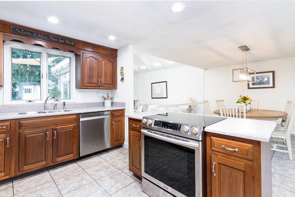 92 Norfolk Road Braintree, MA 02184 - Photo 6 of 33 Gallery Image 6