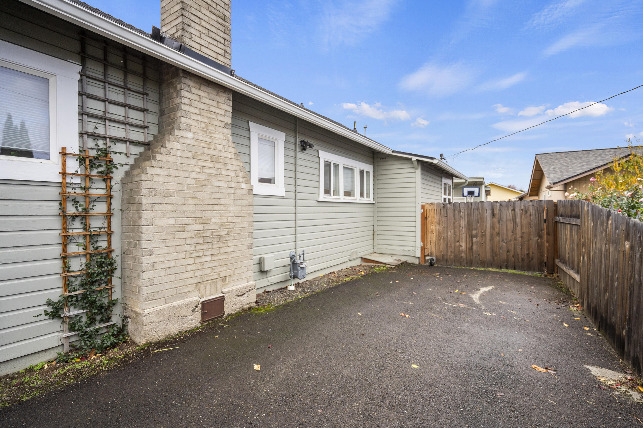 2769 Merriman Road Medford, OR 97501 - Photo 27 of 28 Abundant off-street parking