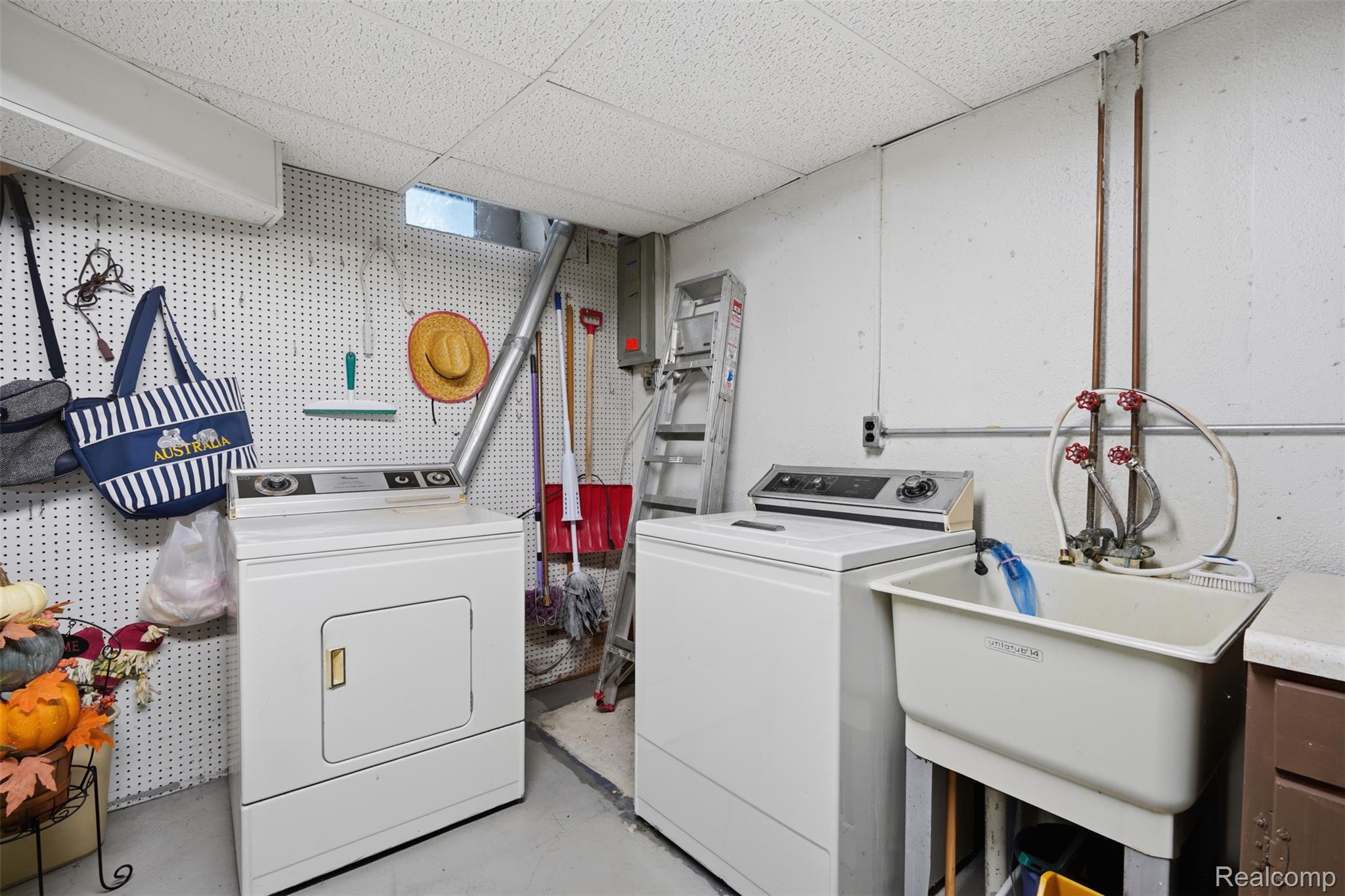 18160 Raleigh Square Drive Southgate, MI 48195 - Photo 22 of 31 Dedicated laundry area featuring a utility sink, washer, and dryer