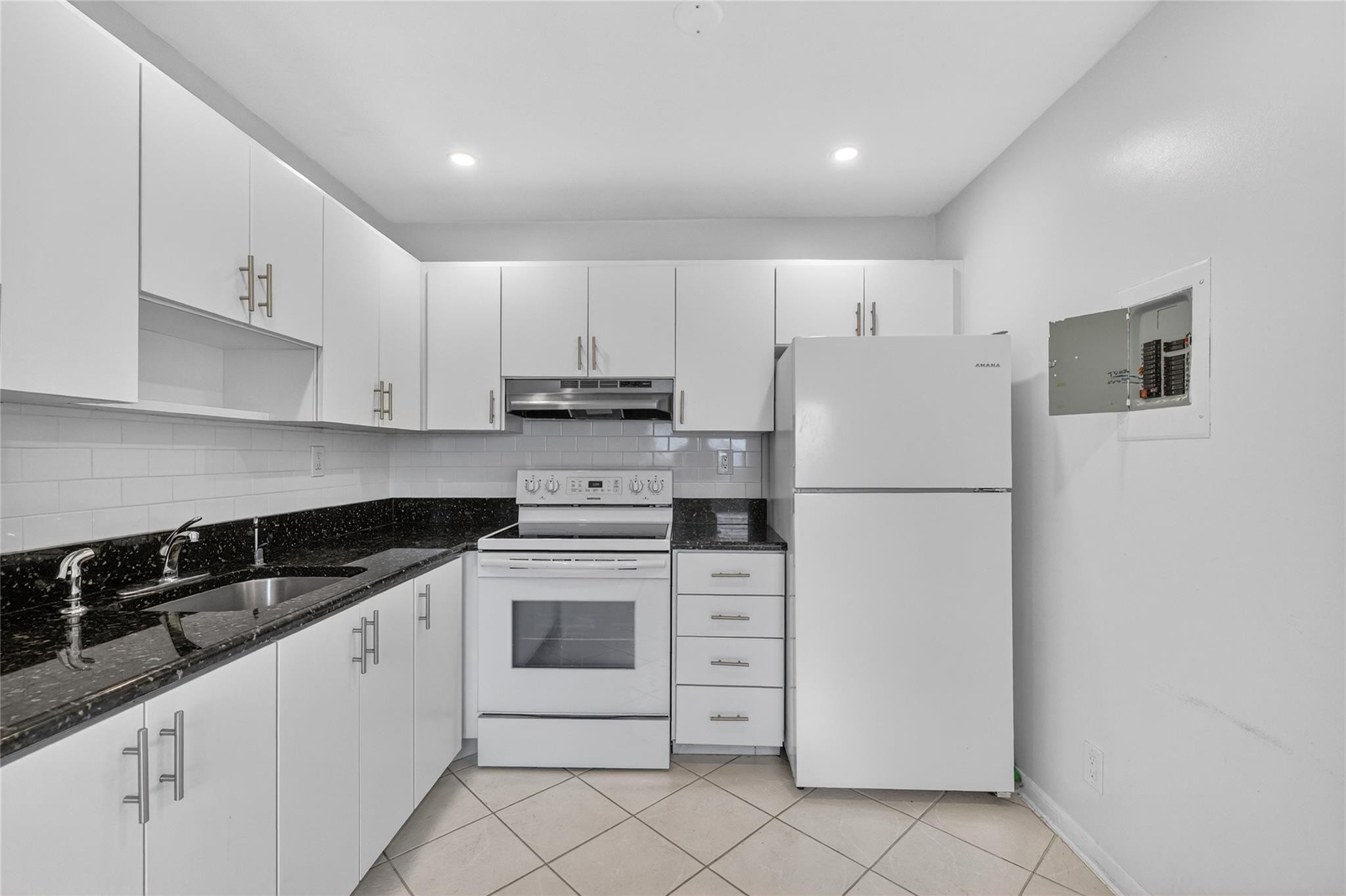 608 Normandy Lane, Unit M Delray Beach, FL 33484 - Photo 7 of 19 Photo 5