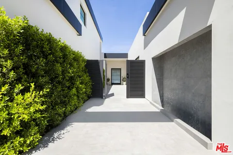 a view of entryway of a house