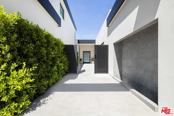 a view of entryway of a house