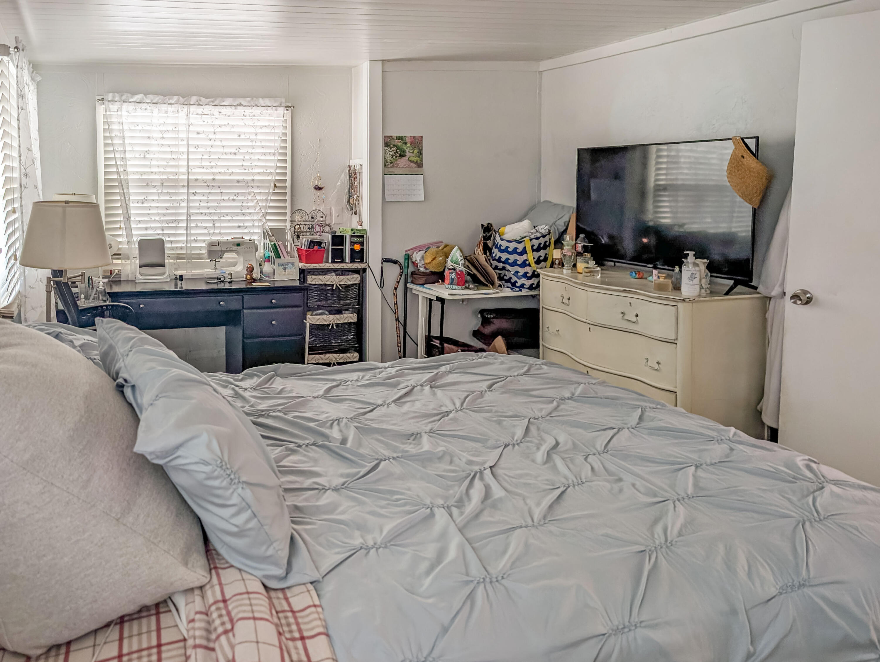 70200 Dillon Road, Unit 665 Desert Hot Springs, CA 92241 - Photo 25 of 40 a bed room with a bed and a window
