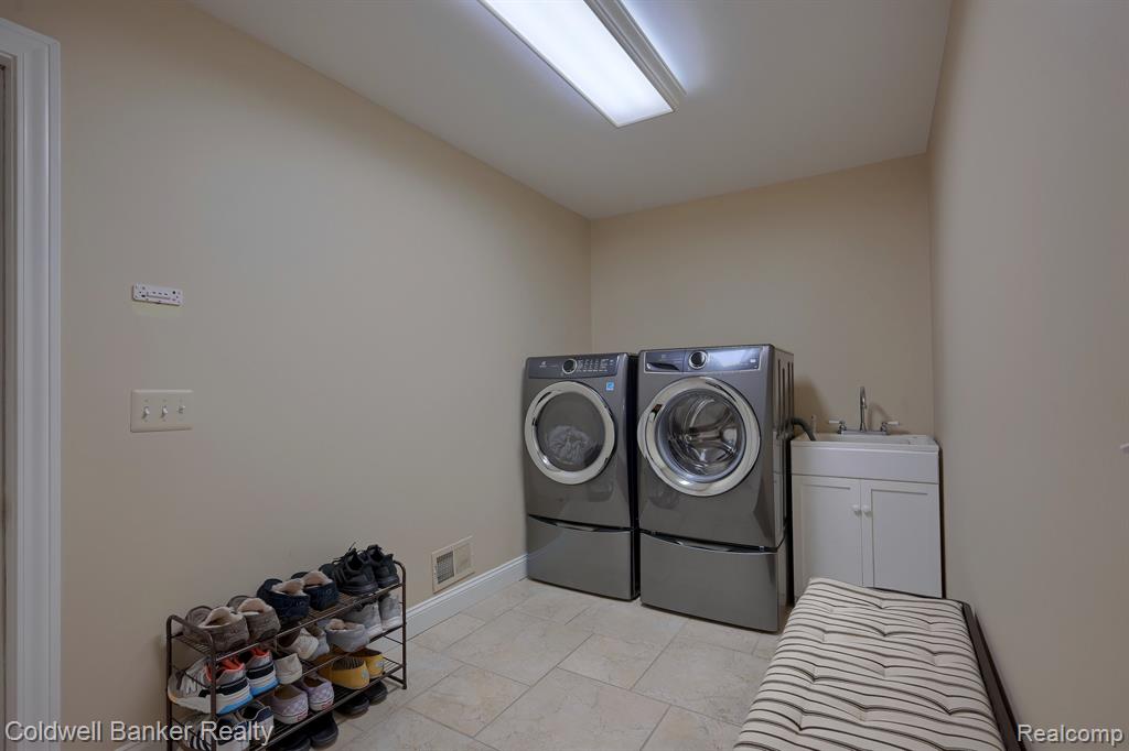 29314 Parkside Farmington Hills, MI 48331 - Photo 20 of 39