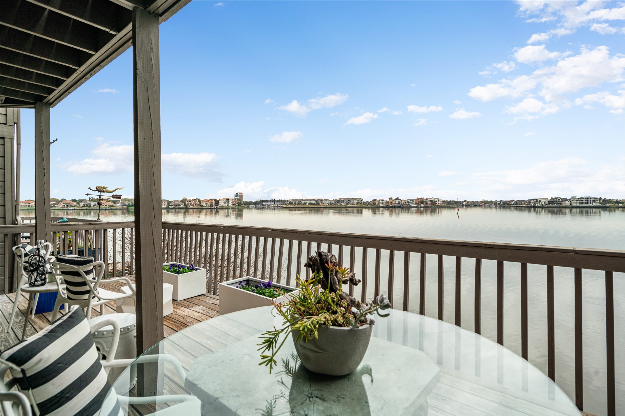 Huge balcony  for enjoying life on the water!