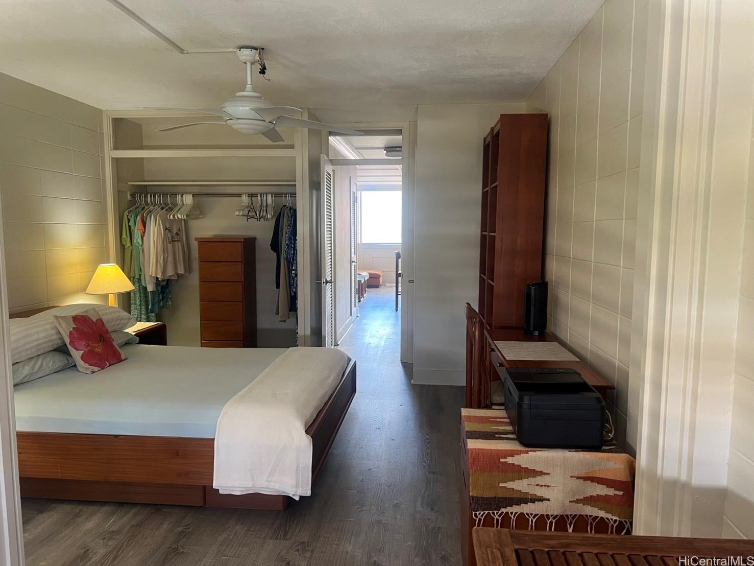 425 Ena Road, Unit B1002 Honolulu, HI 96815 - Photo 12 of 20 a bedroom with a bed and wooden floor