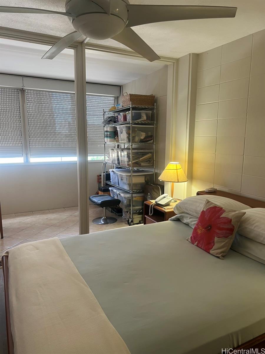 425 Ena Road, Unit B1002 Honolulu, HI 96815 - Photo 14 of 20 a bed room with a bed and a window