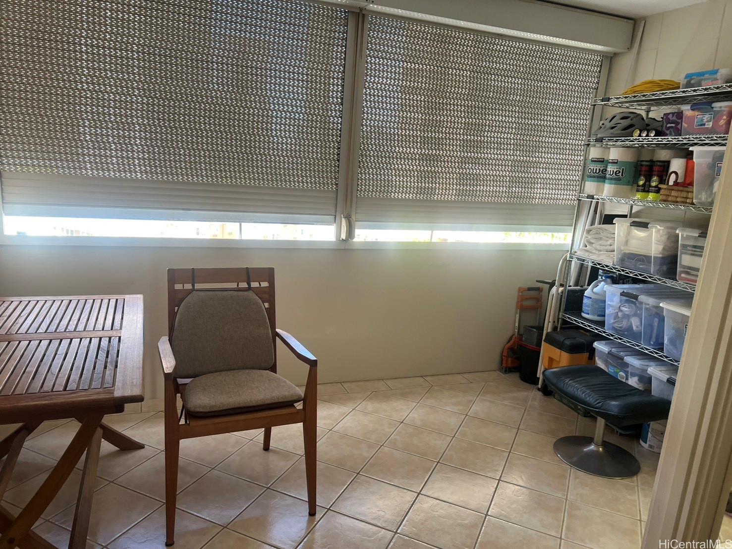 425 Ena Road, Unit B1002 Honolulu, HI 96815 - Photo 15 of 20 a workspace with furniture