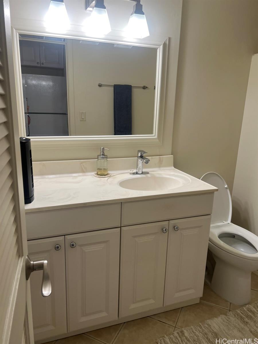 425 Ena Road, Unit B1002 Honolulu, HI 96815 - Photo 18 of 20 a bathroom with a sink and a toilet