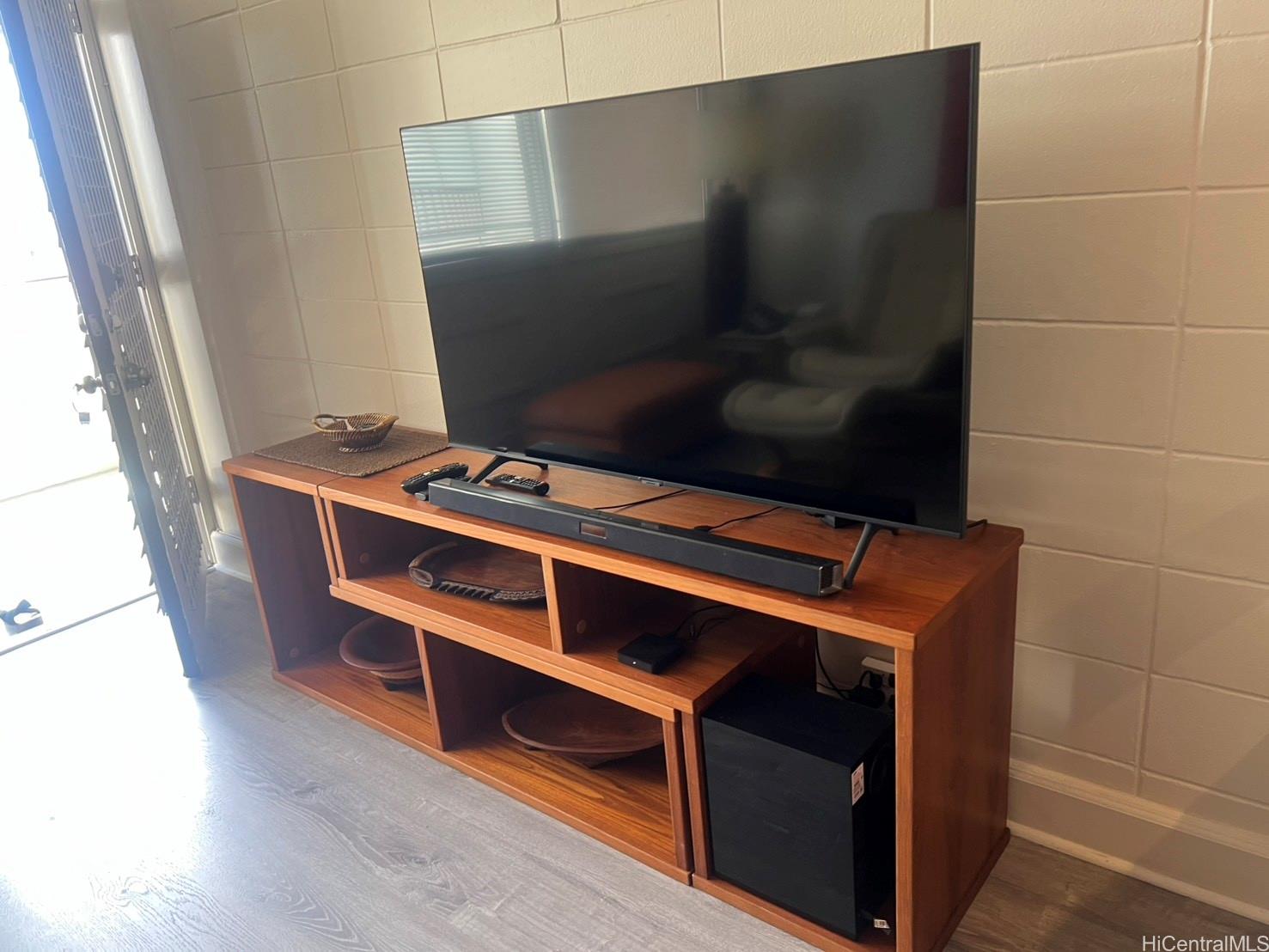 425 Ena Road, Unit B1002 Honolulu, HI 96815 - Photo 5 of 20 a room with furniture and flat screen tv