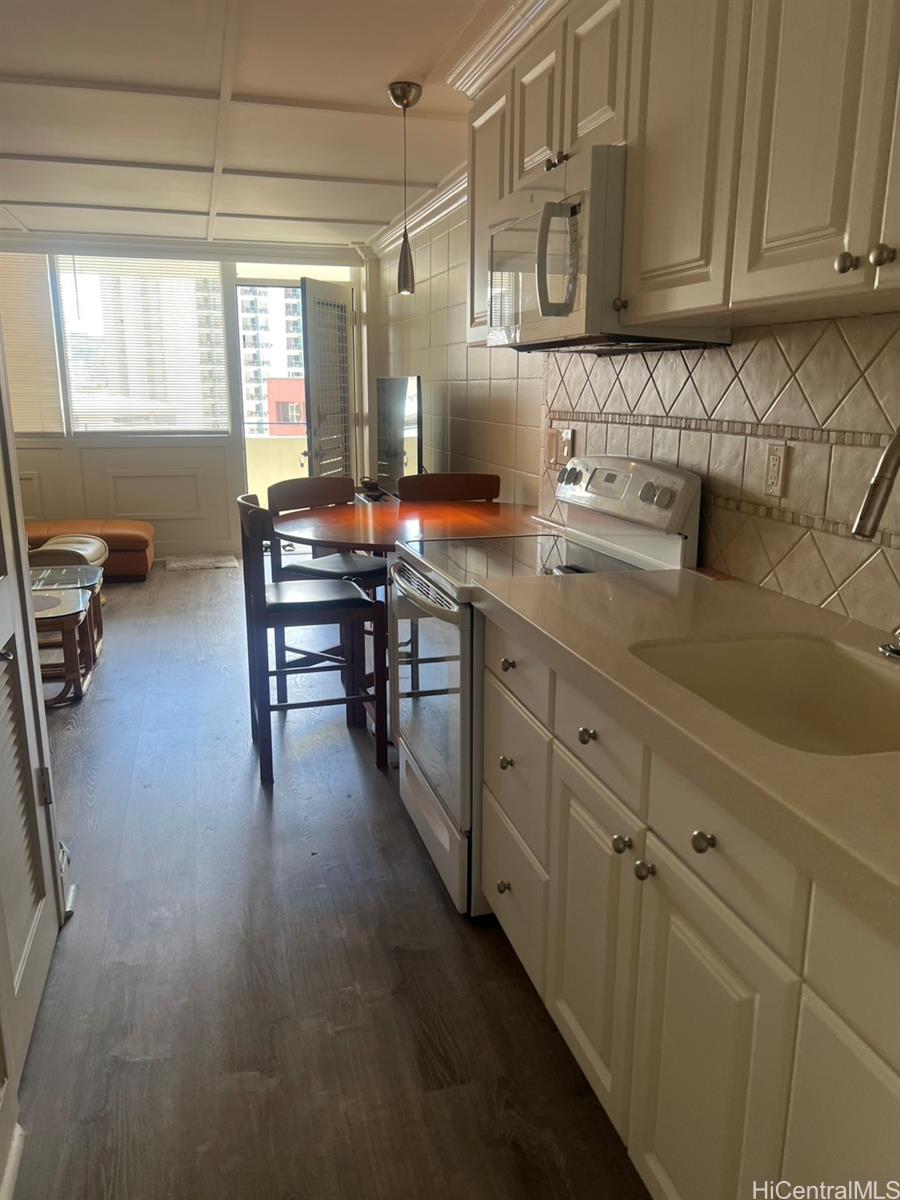 425 Ena Road, Unit B1002 Honolulu, HI 96815 - Photo 10 of 20 a kitchen with cabinets and window