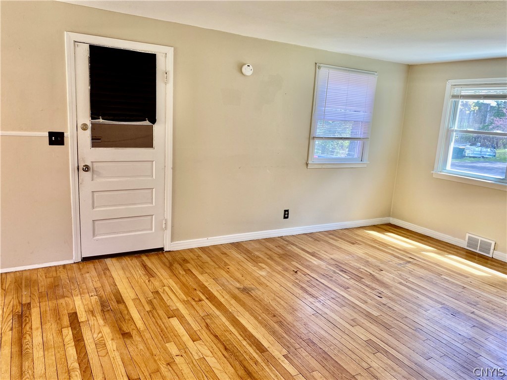 220 Roxann Avenue Cicero, NY 13212 - Photo 4 of 37