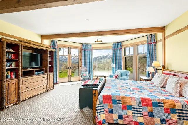 a view of a back yard