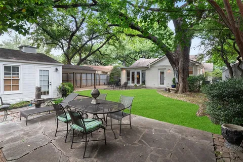 a view of a house with backyard and sitting area