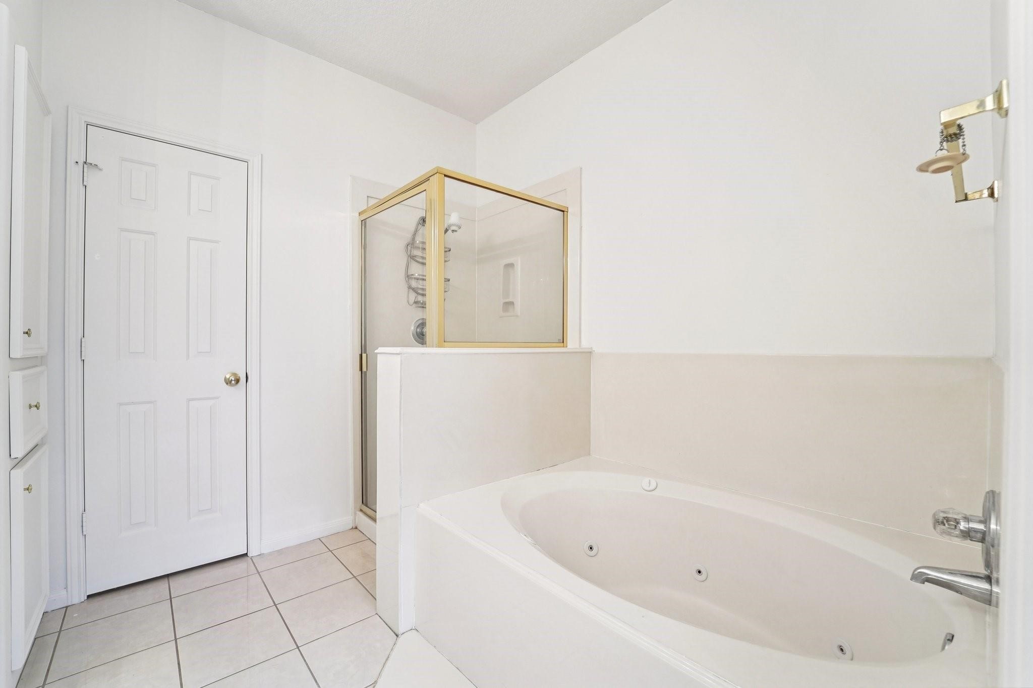 14420 Walters Road, Unit 55 Houston, TX 77014 - Photo 26 of 35 a bathroom with a bathtub