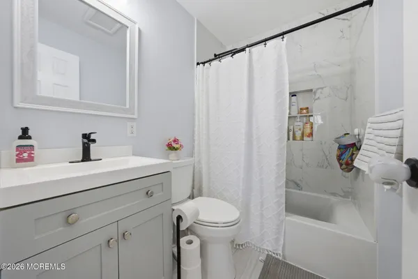 $675,000 | 17 Dublin Lane, Hazlet, NJ 07730