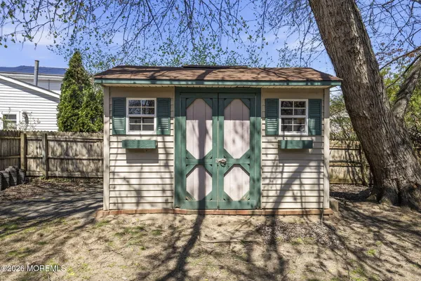 $675,000 | 17 Dublin Lane, Hazlet, NJ 07730