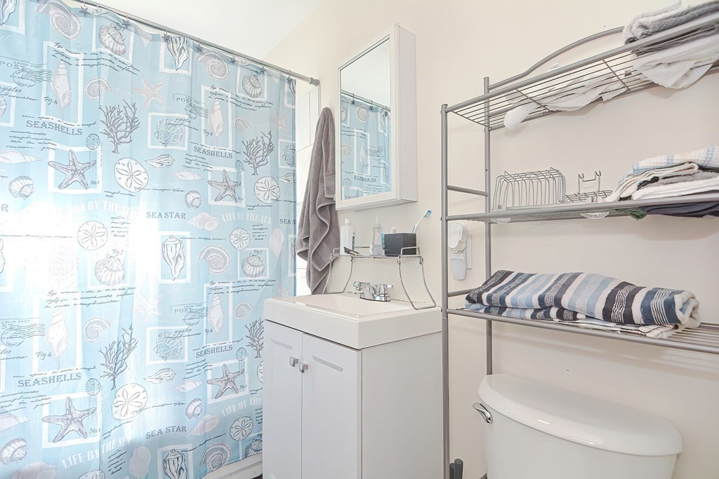 20 Stoneland Road Worcester, MA 01603 - Photo 3 of 33 Gallery Image 3