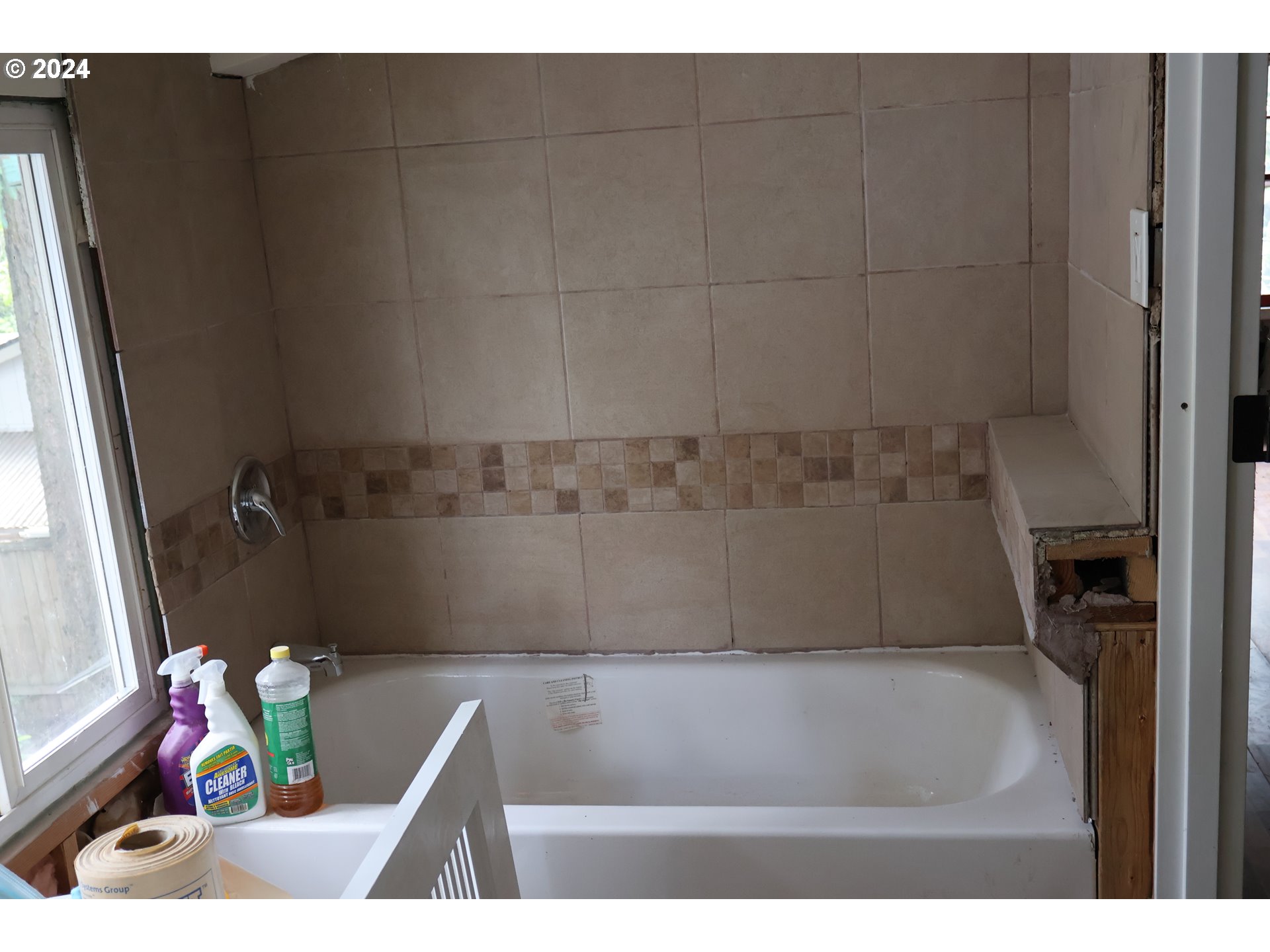 9516 Northeast Prescott Street Portland, OR 97220 - Photo 12 of 30 Bathroom