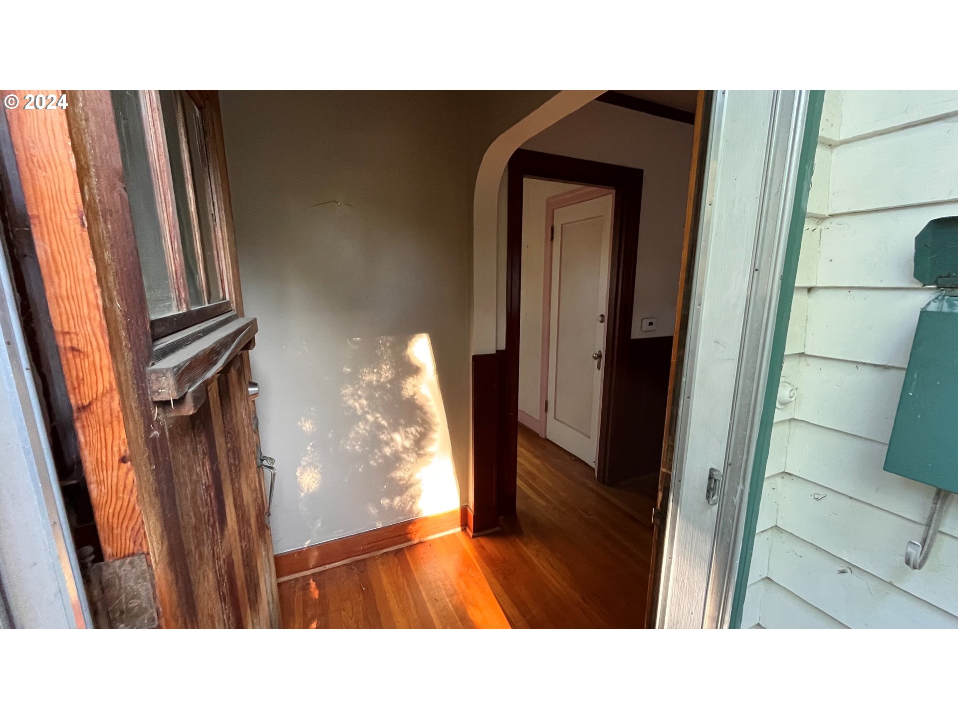 9516 Northeast Prescott Street Portland, OR 97220 - Photo 4 of 30 Entrance/Foyer