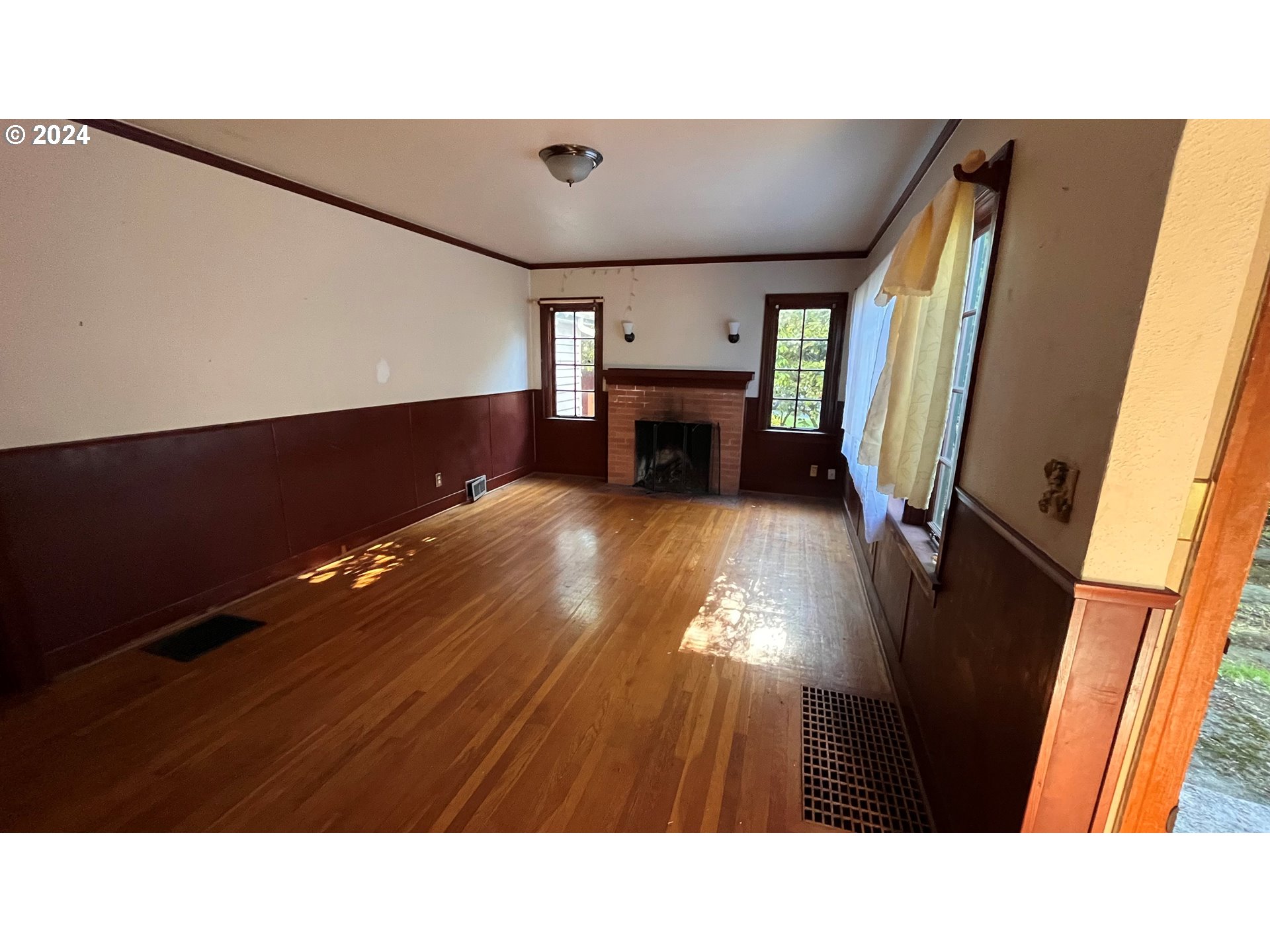 9516 Northeast Prescott Street Portland, OR 97220 - Photo 5 of 30 Living Room