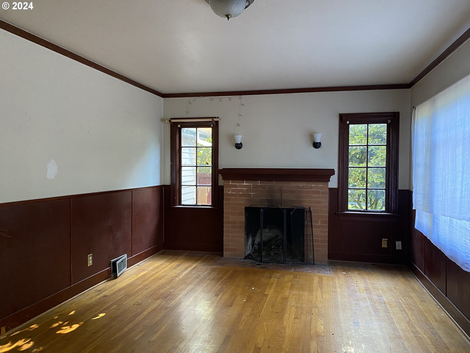 9516 Northeast Prescott Street Portland, OR 97220 - Photo 6 of 30 Living Room