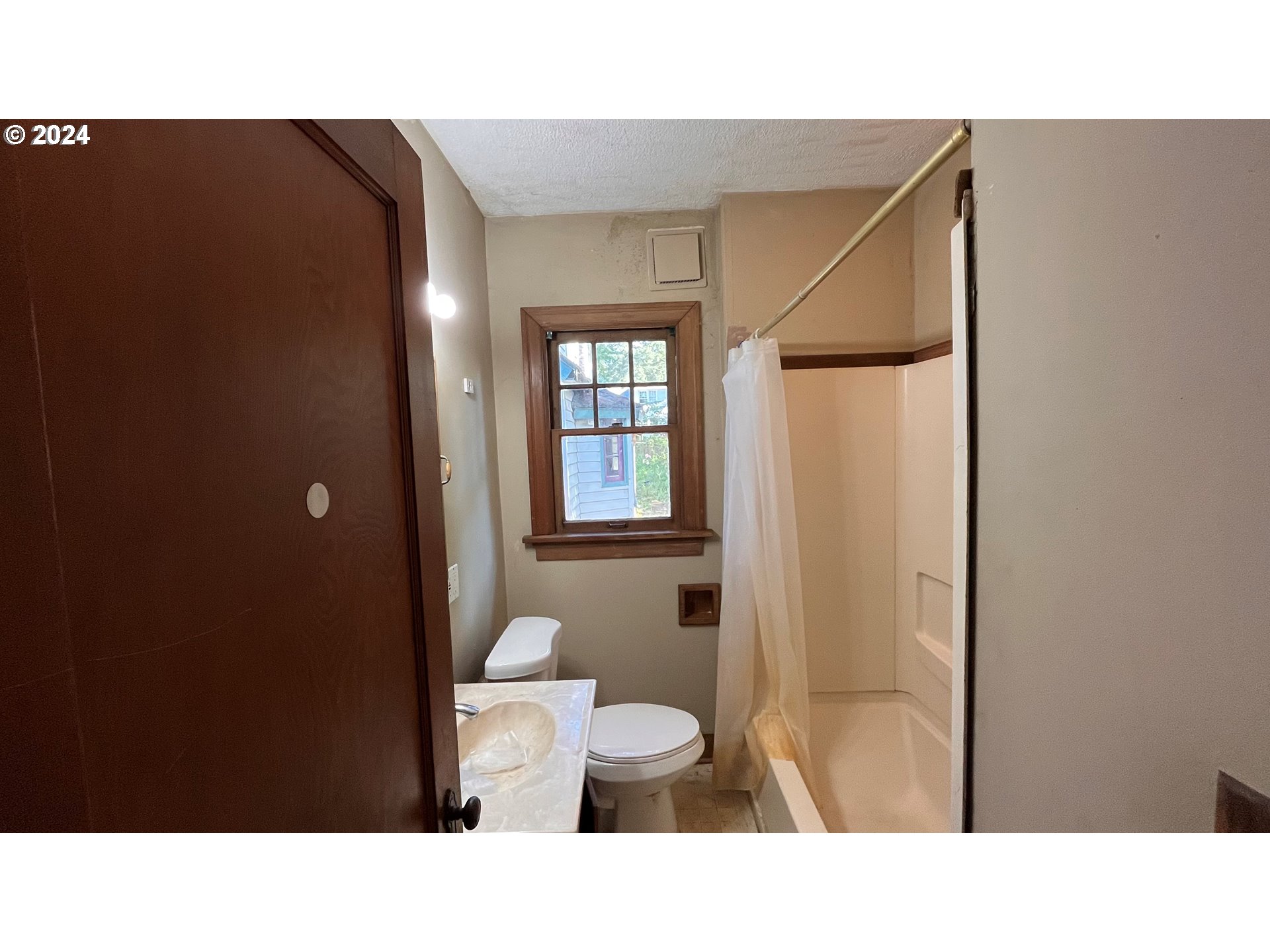 9516 Northeast Prescott Street Portland, OR 97220 - Photo 10 of 30 Bathroom