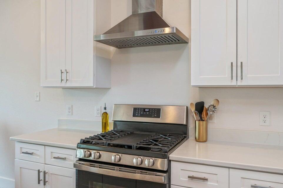 508 Harborview Circle Niceville, FL 32578 - Photo 18 of 60 a kitchen with granite countertop a stove and a white cabinets