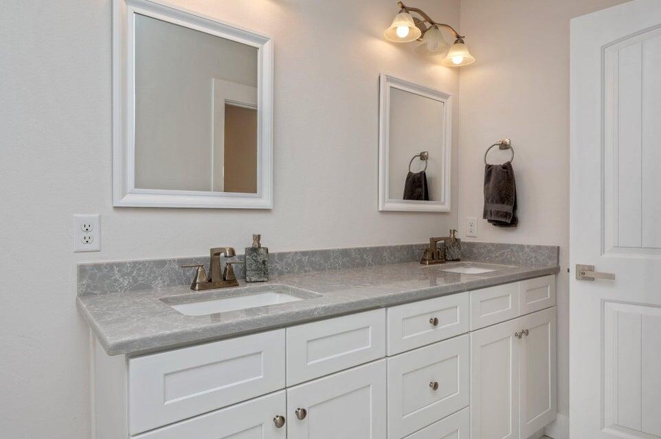 508 Harborview Circle Niceville, FL 32578 - Photo 51 of 60 a bathroom with double sink and two mirror