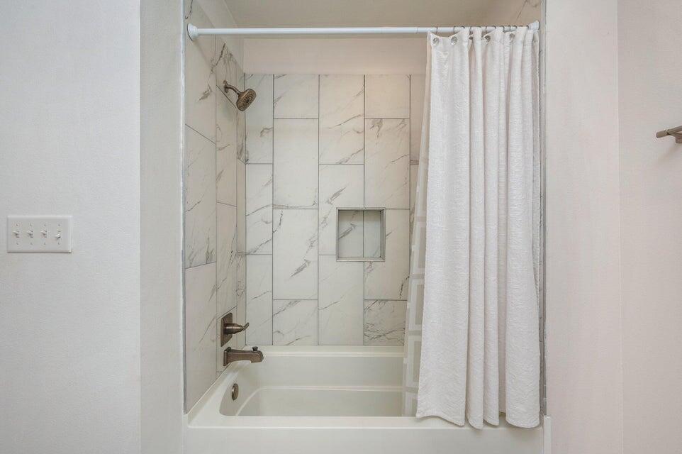 508 Harborview Circle Niceville, FL 32578 - Photo 52 of 60 a bathroom with a shower and a bath tub