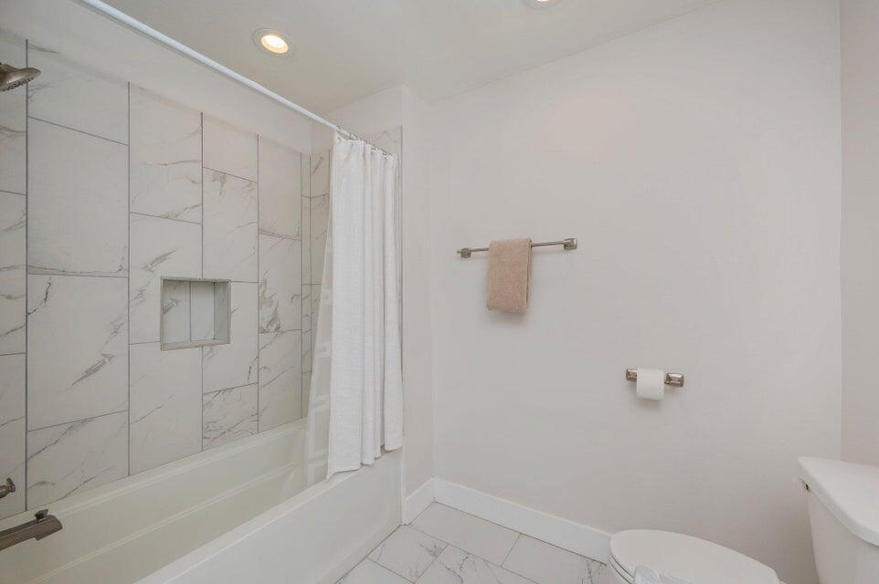 508 Harborview Circle Niceville, FL 32578 - Photo 53 of 60 a bathroom with a shower and toilet