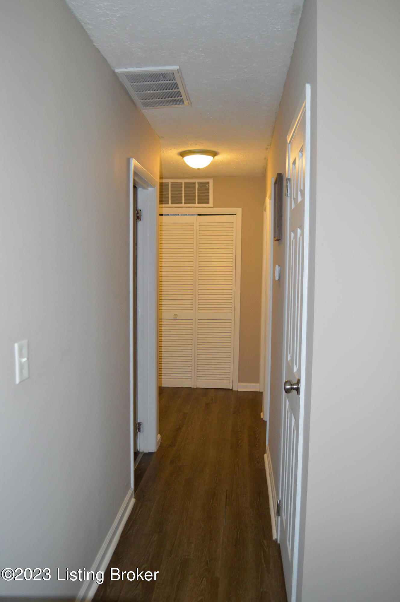 9708 Gandy Road Louisville, KY 40272 - Photo 9 of 19 DSC_0468