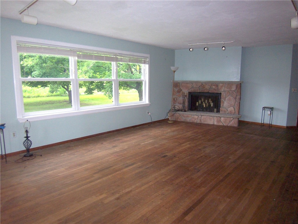 934 County Road 7 Manchester, NY 14432 - Photo 9 of 26 Family room just inside the front door